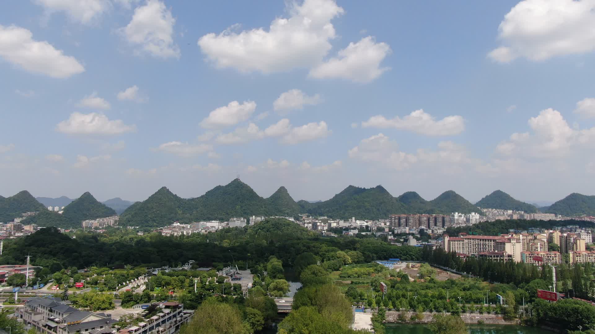 贵州贵阳花溪区城市蓝天白云航拍视频视频的预览图