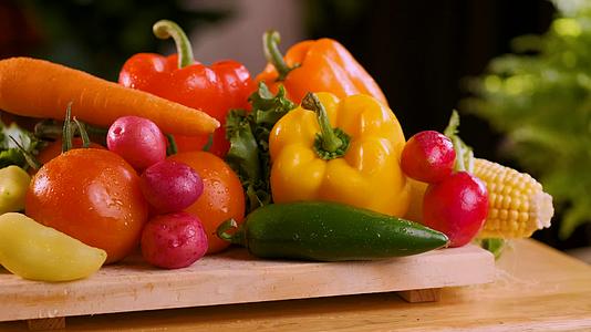蔬菜合集太空椒西红柿胡萝卜玉米水果黄瓜视频的预览图