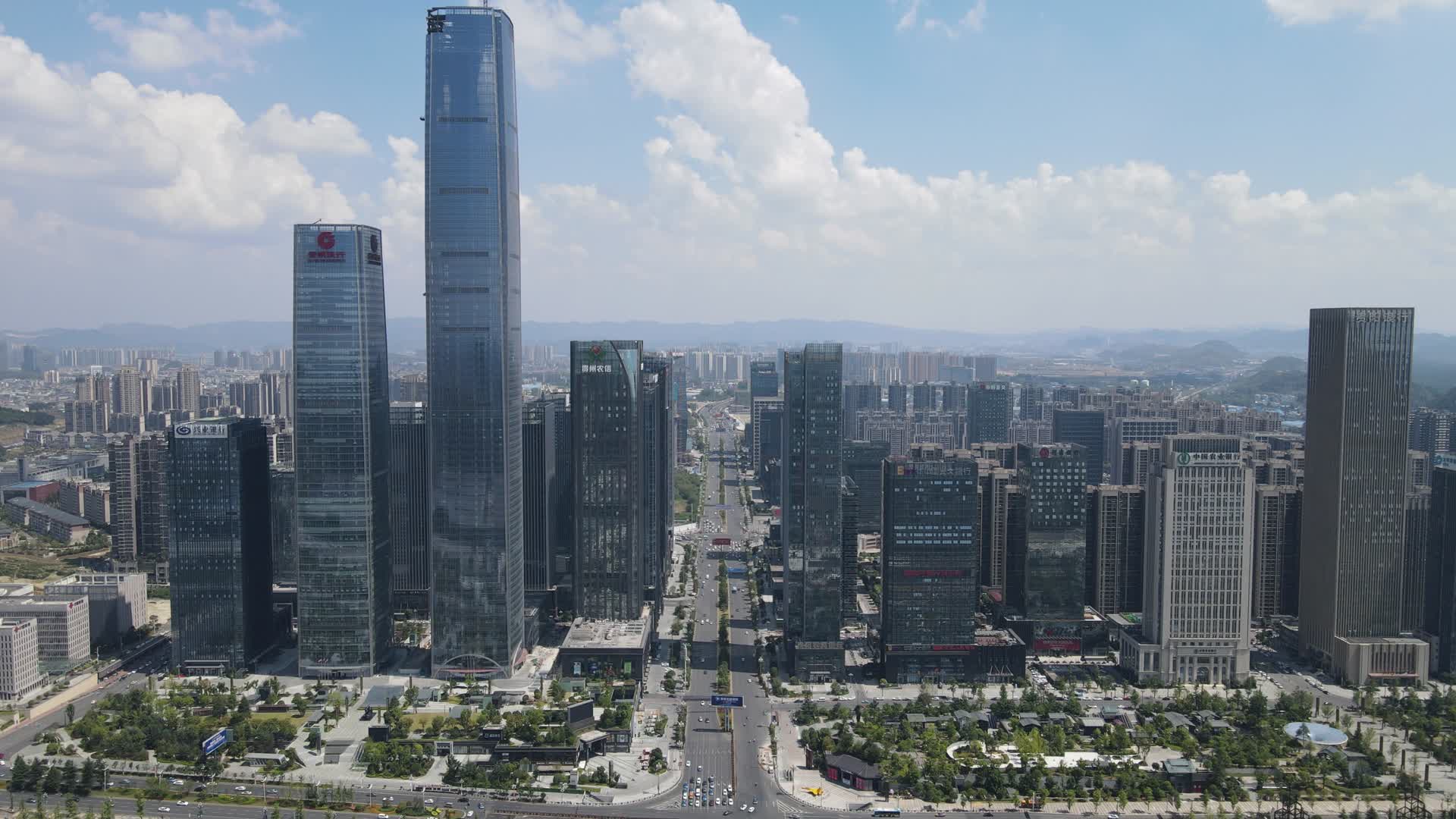 航拍贵州贵阳国际金融中心cbd高楼视频的预览图