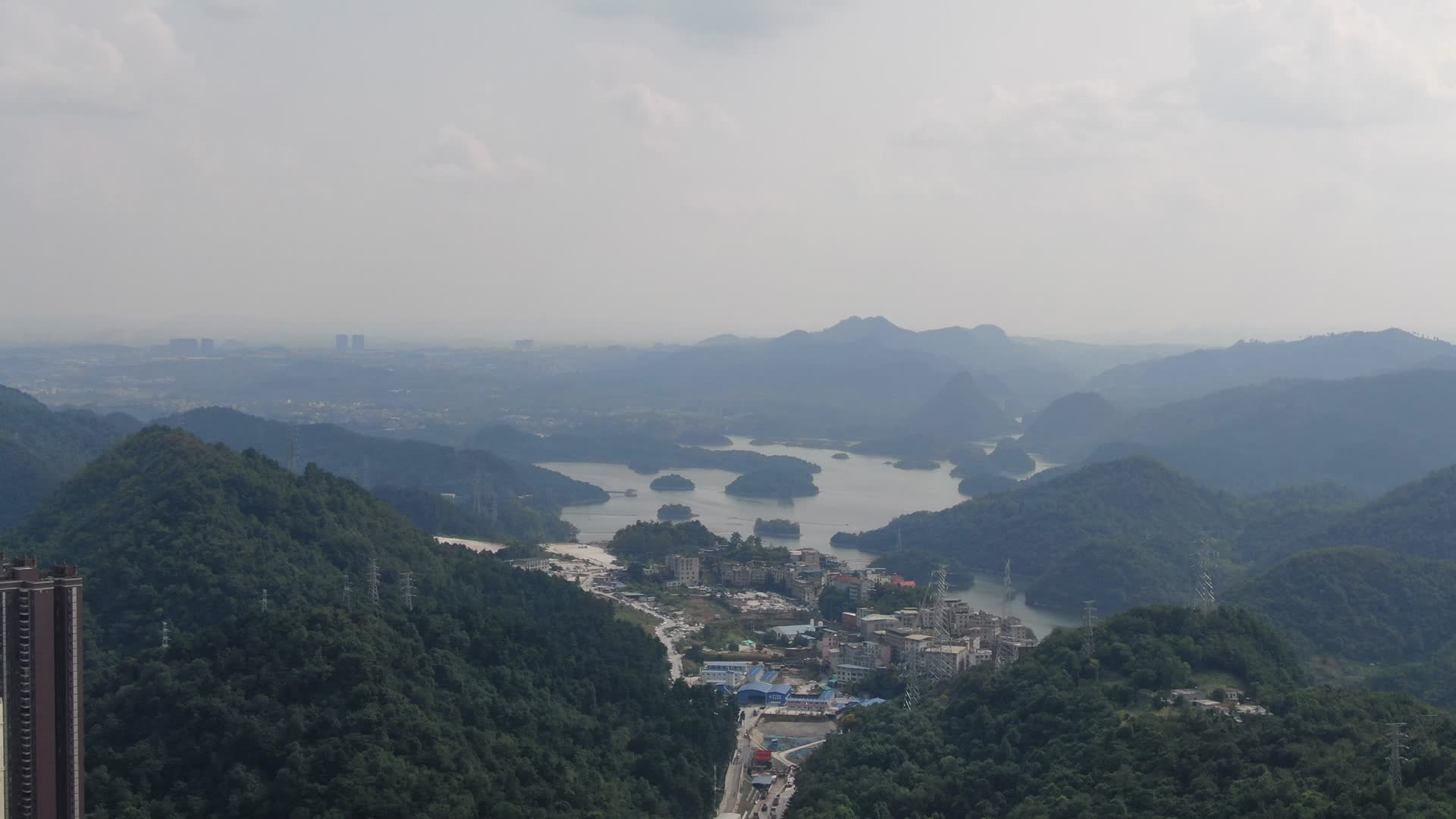 航拍贵州贵阳阿哈湖景区视频的预览图