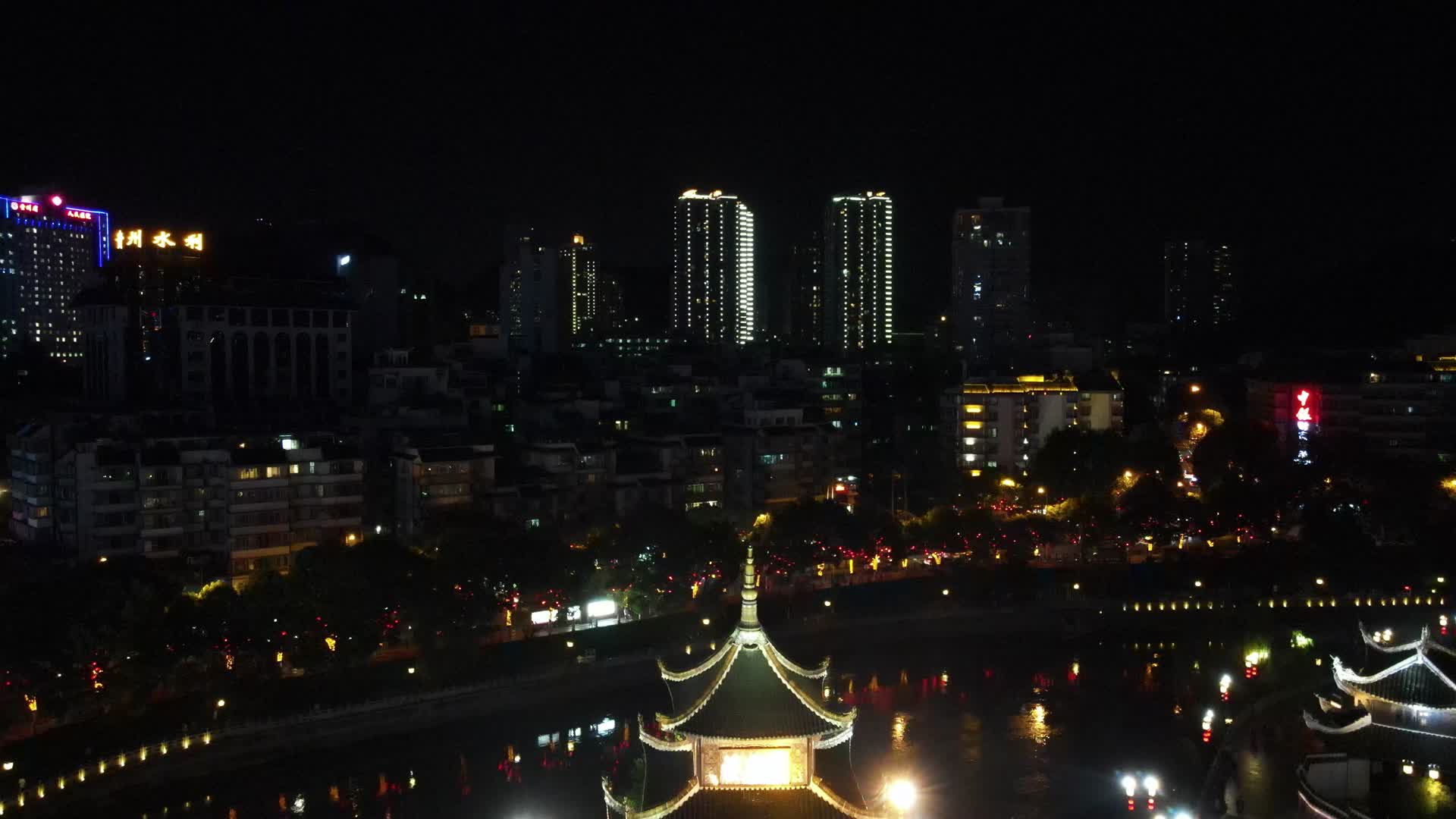 航拍贵州贵阳甲秀楼夜景视频的预览图