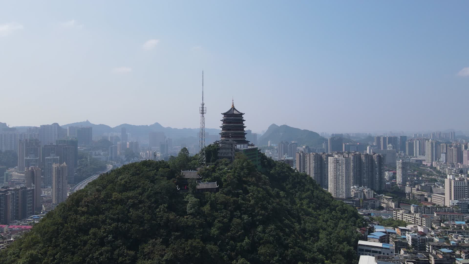4K航拍贵州贵阳地标东山寺视频的预览图