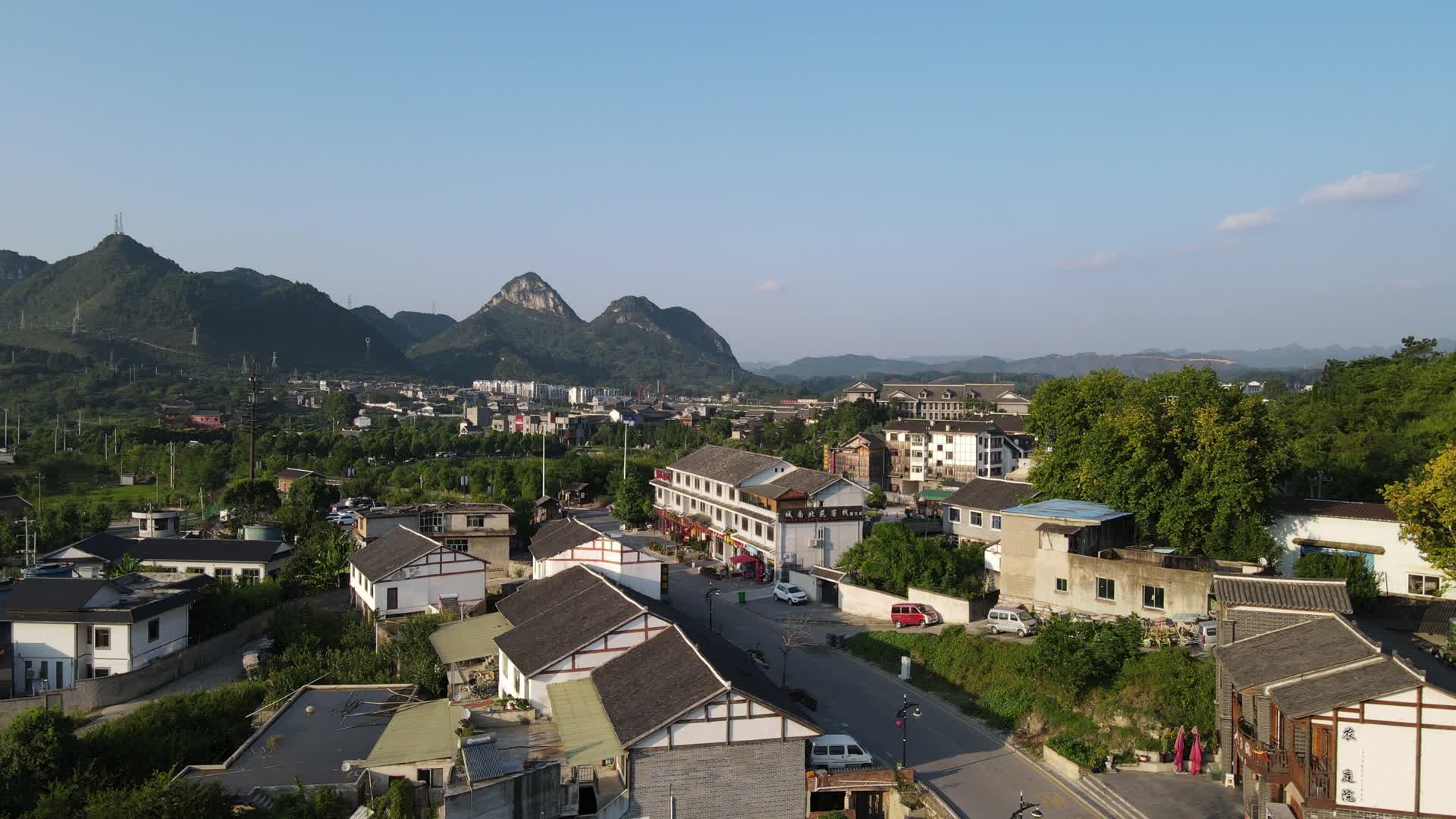 4K航拍贵州贵阳青岩古镇大山视频的预览图