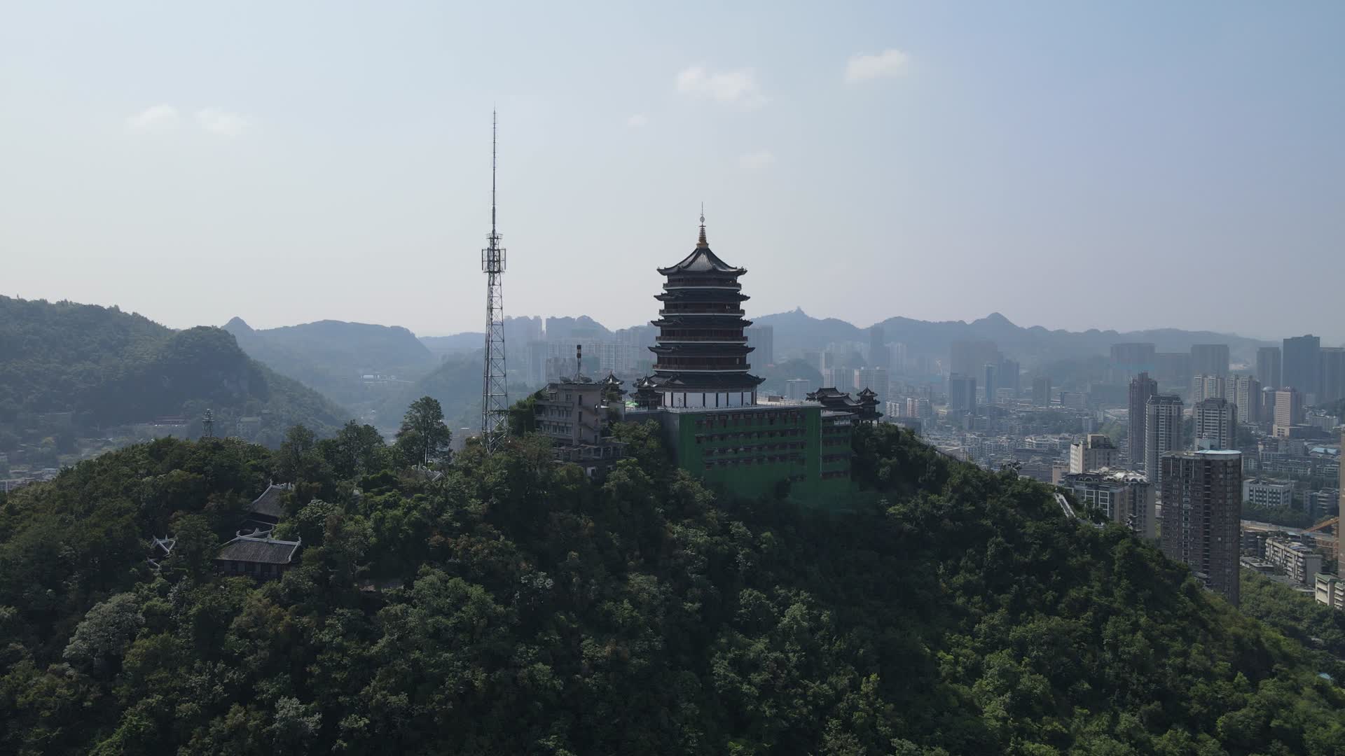 航拍贵州贵阳东山寺视频的预览图