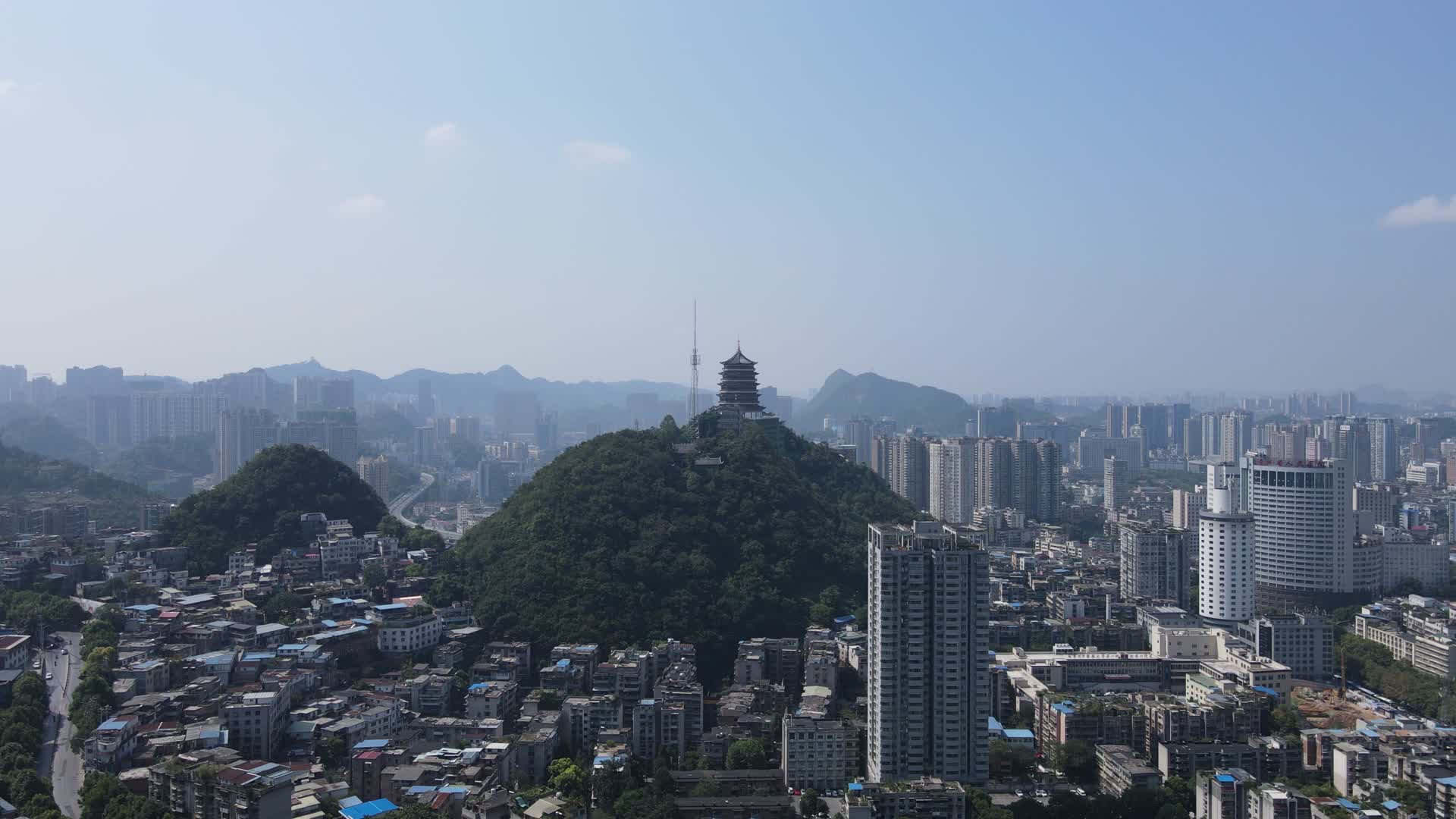 4K航拍贵州贵阳东山寺视频的预览图