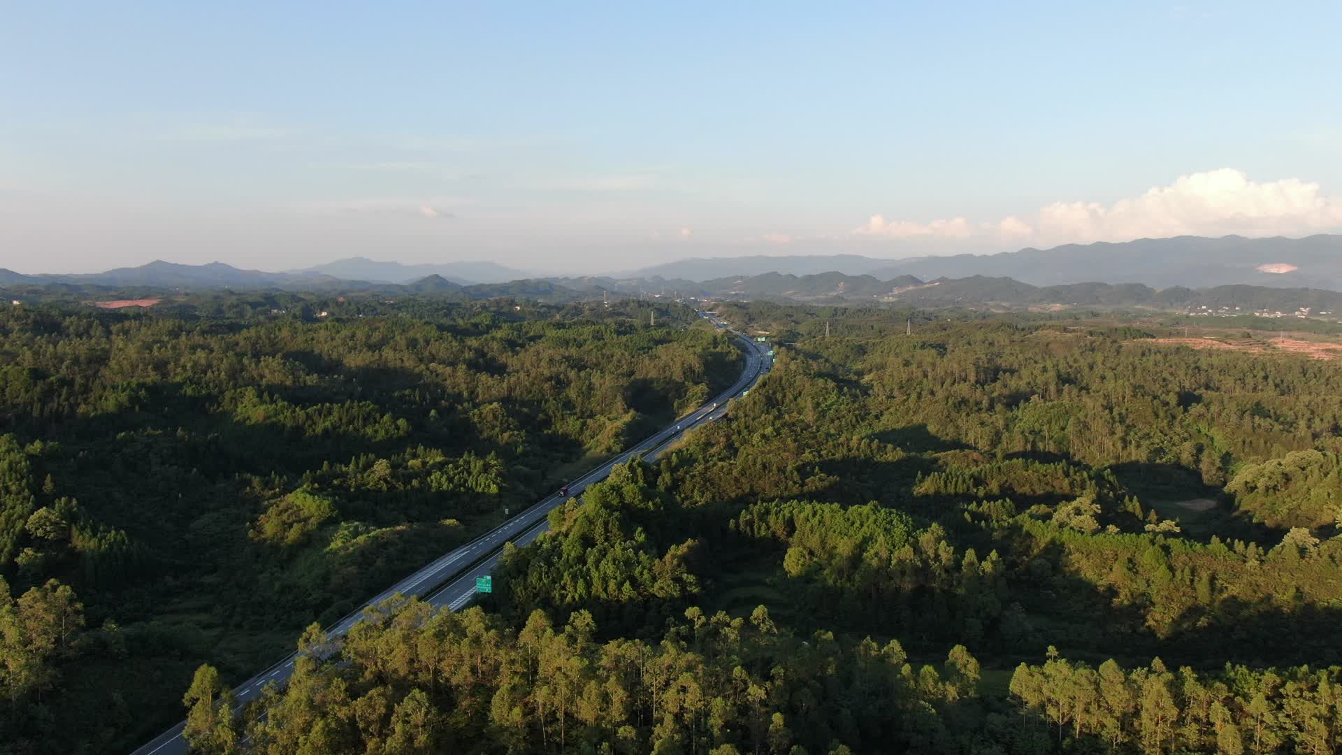 森林山中高速路交通航拍视频视频的预览图