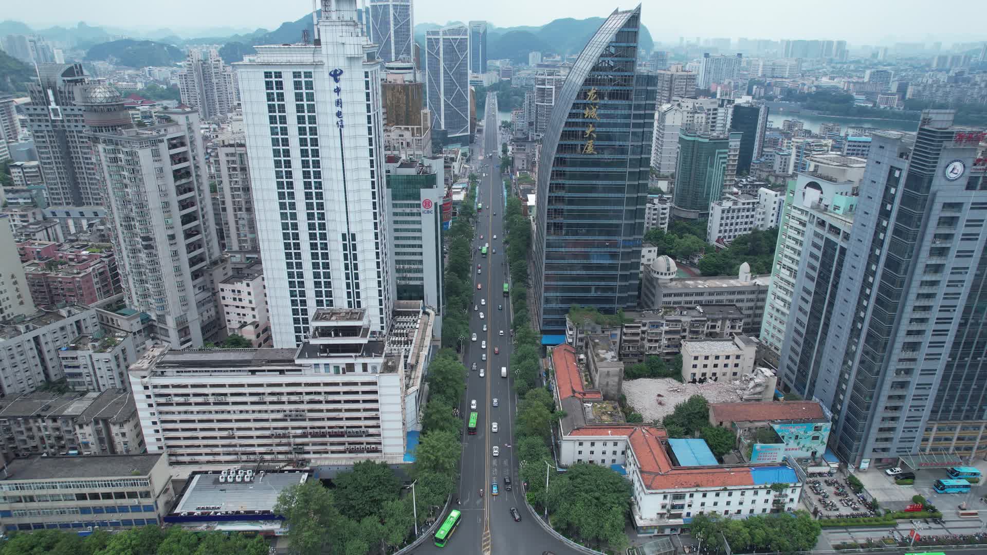 柳州龙城路城市建筑交通航拍视频的预览图