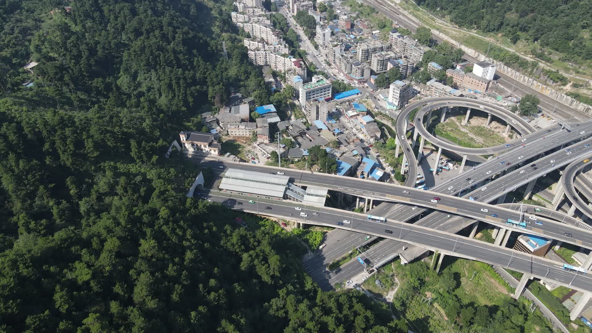 航拍贵州贵阳城市立交桥交通视频的预览图