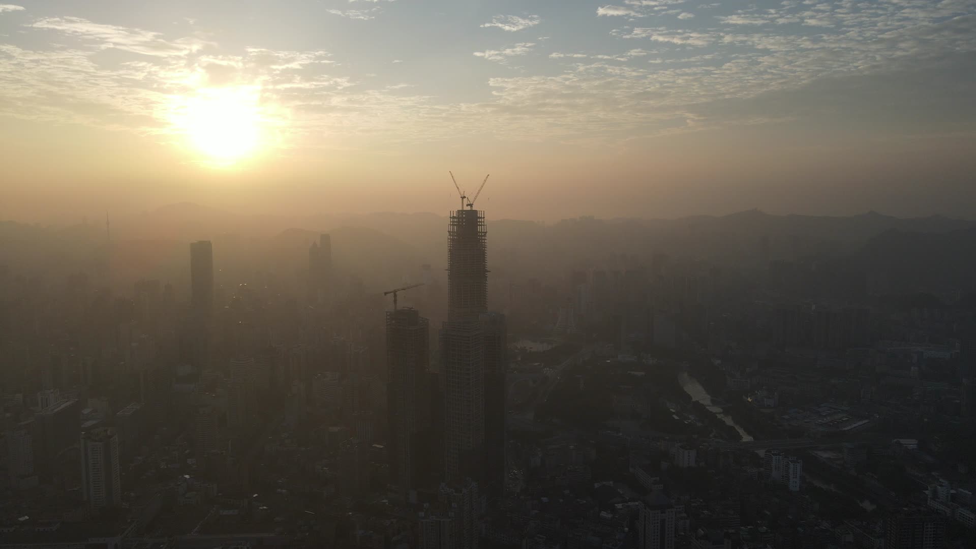 航拍城市高楼日出视频的预览图