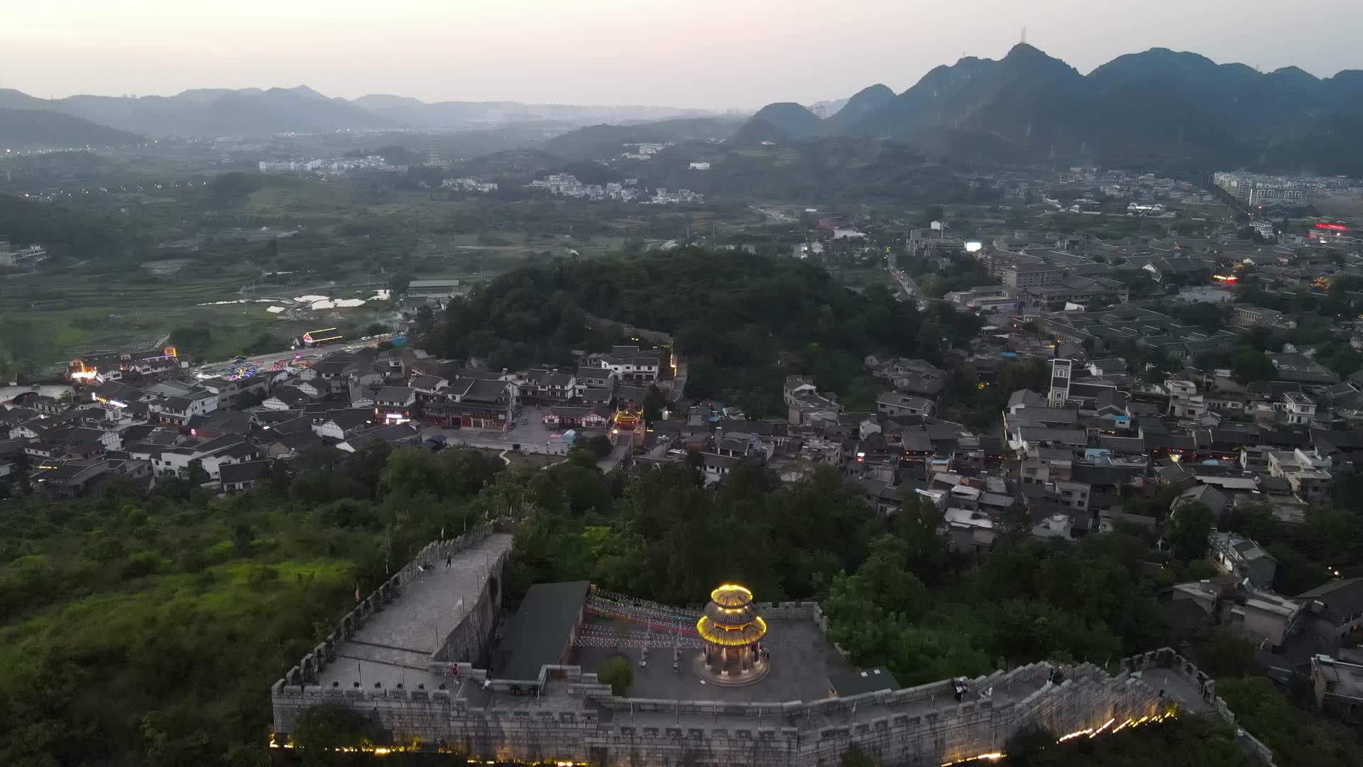 4K航拍贵州贵阳青岩古镇古城墙视频的预览图
