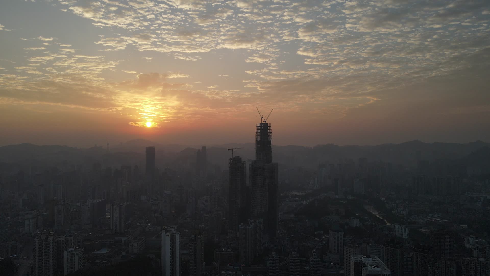 航拍贵阳城市高楼日出视频的预览图