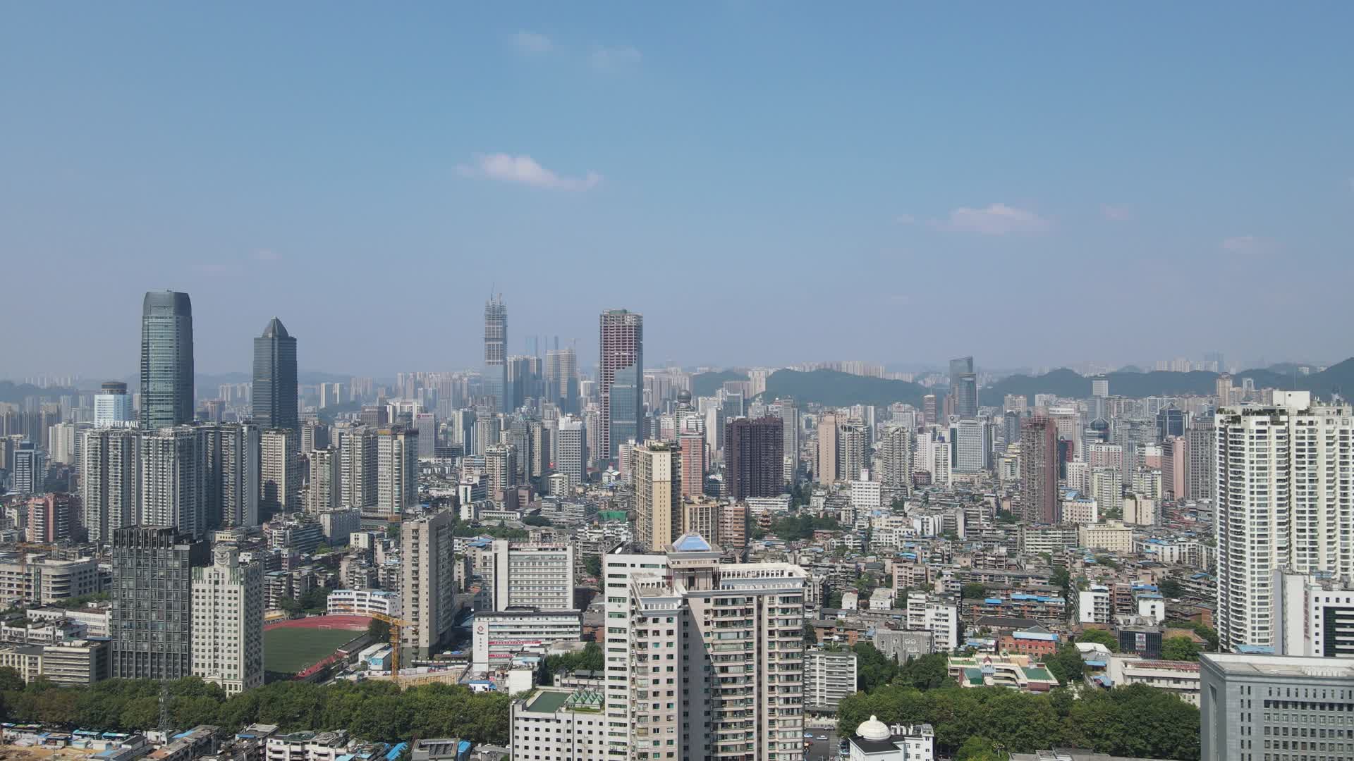 航拍贵州贵阳城市天际线视频的预览图