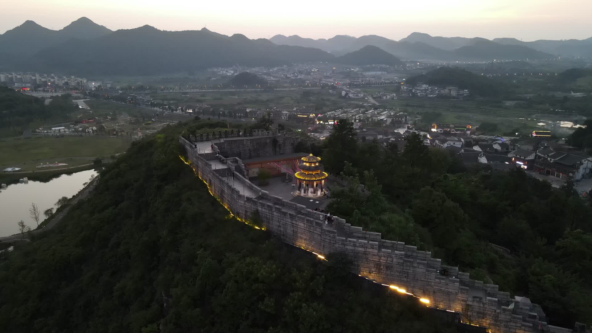 航拍贵州贵阳青岩古镇古城墙视频的预览图