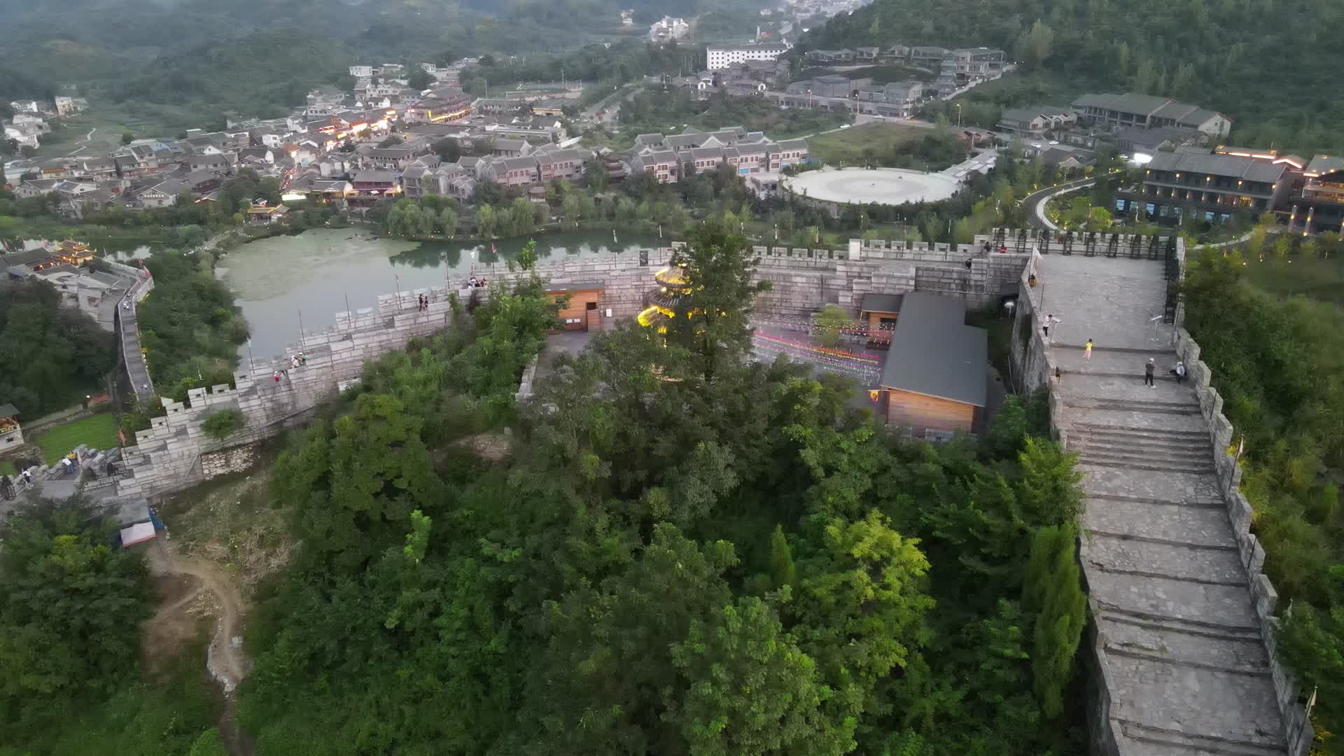 航拍贵州贵阳青岩古镇城墙视频的预览图