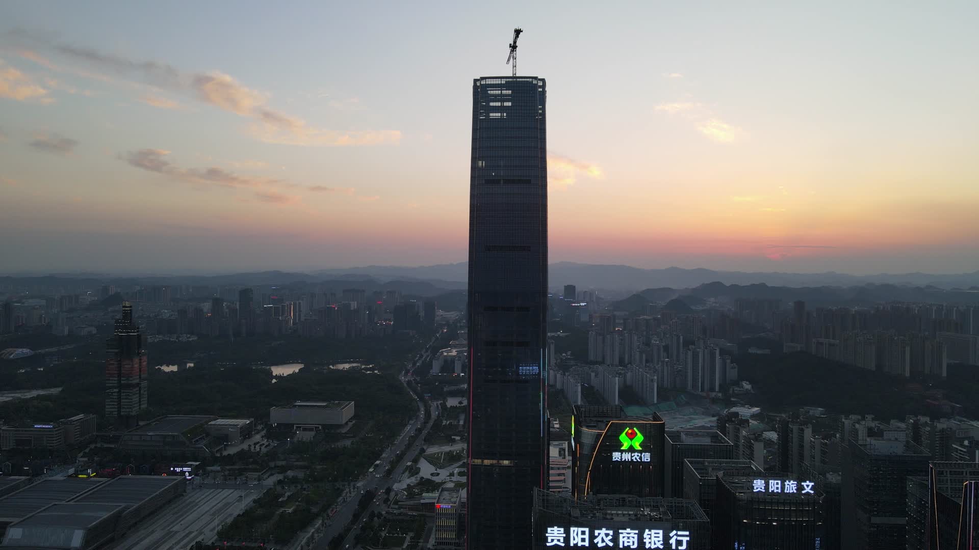 航拍贵州贵阳碧桂园贵阳中心城市大楼视频的预览图