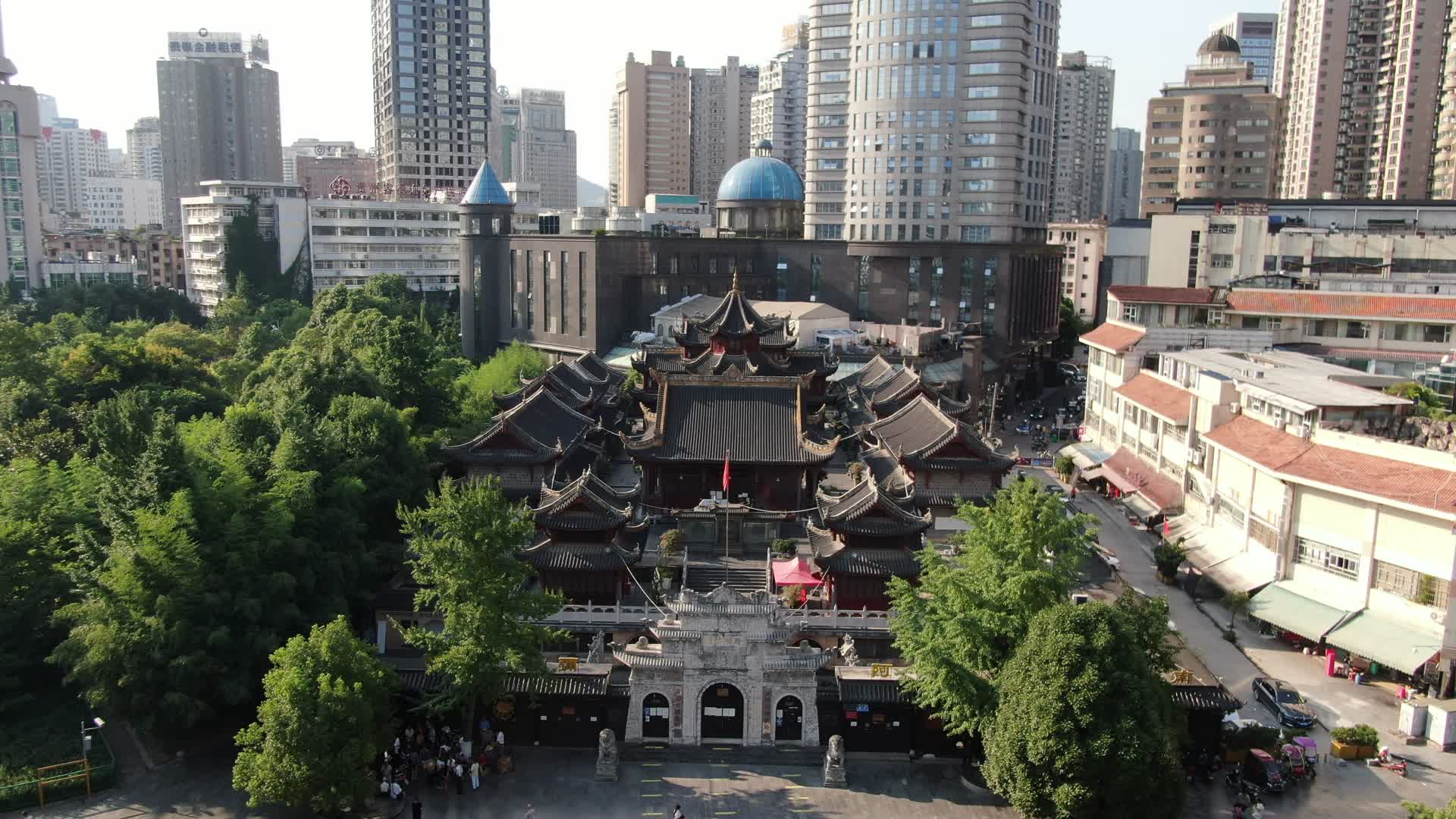 航拍贵州贵阳黔明古寺视频的预览图