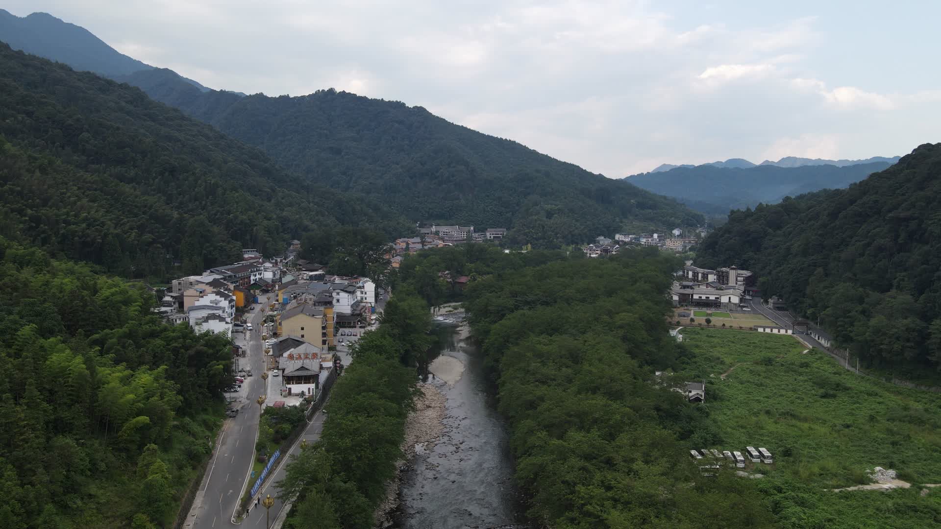 贵州梵净山山脚小镇航拍视频视频的预览图