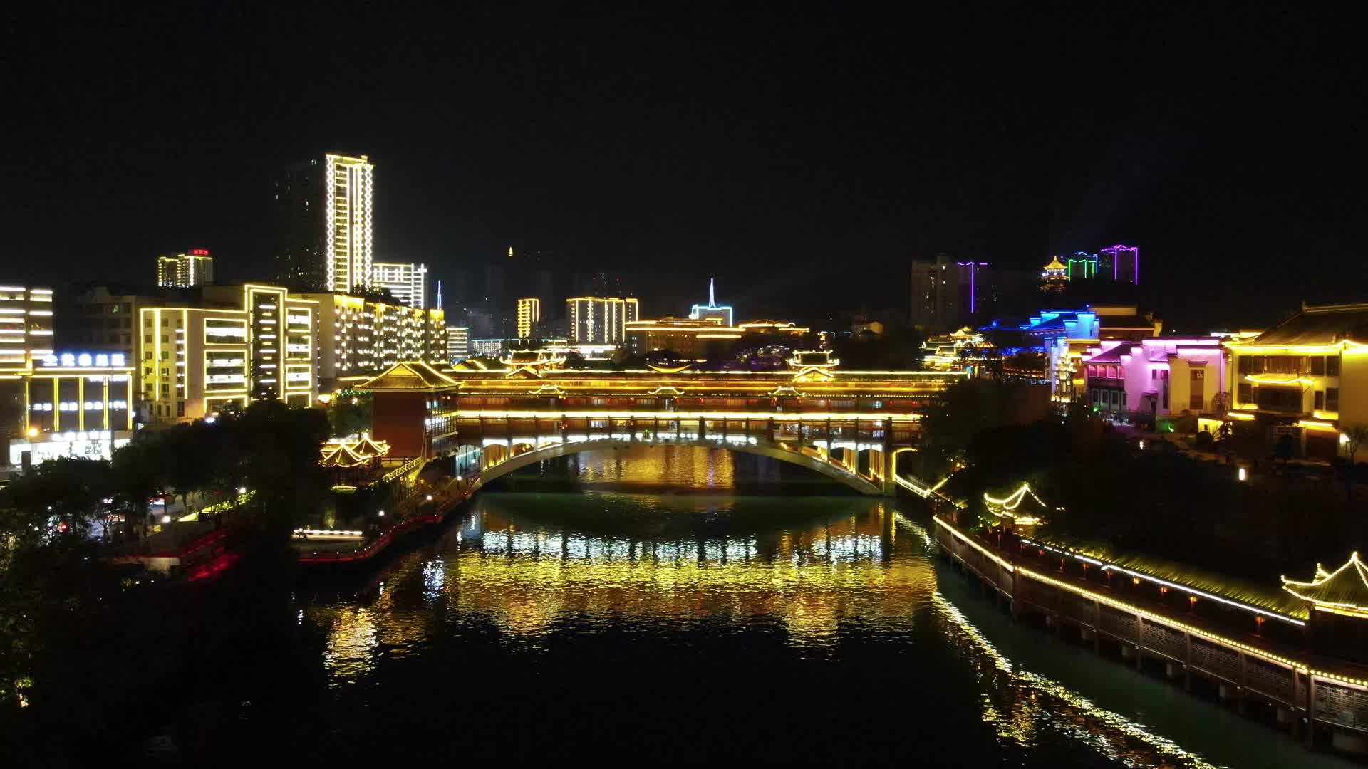 贵州铜仁古城风雨桥夜景灯光航拍视频视频的预览图