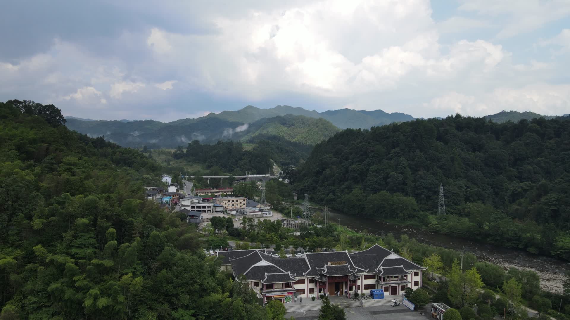 贵州梵净山山脚小镇航拍视频视频的预览图