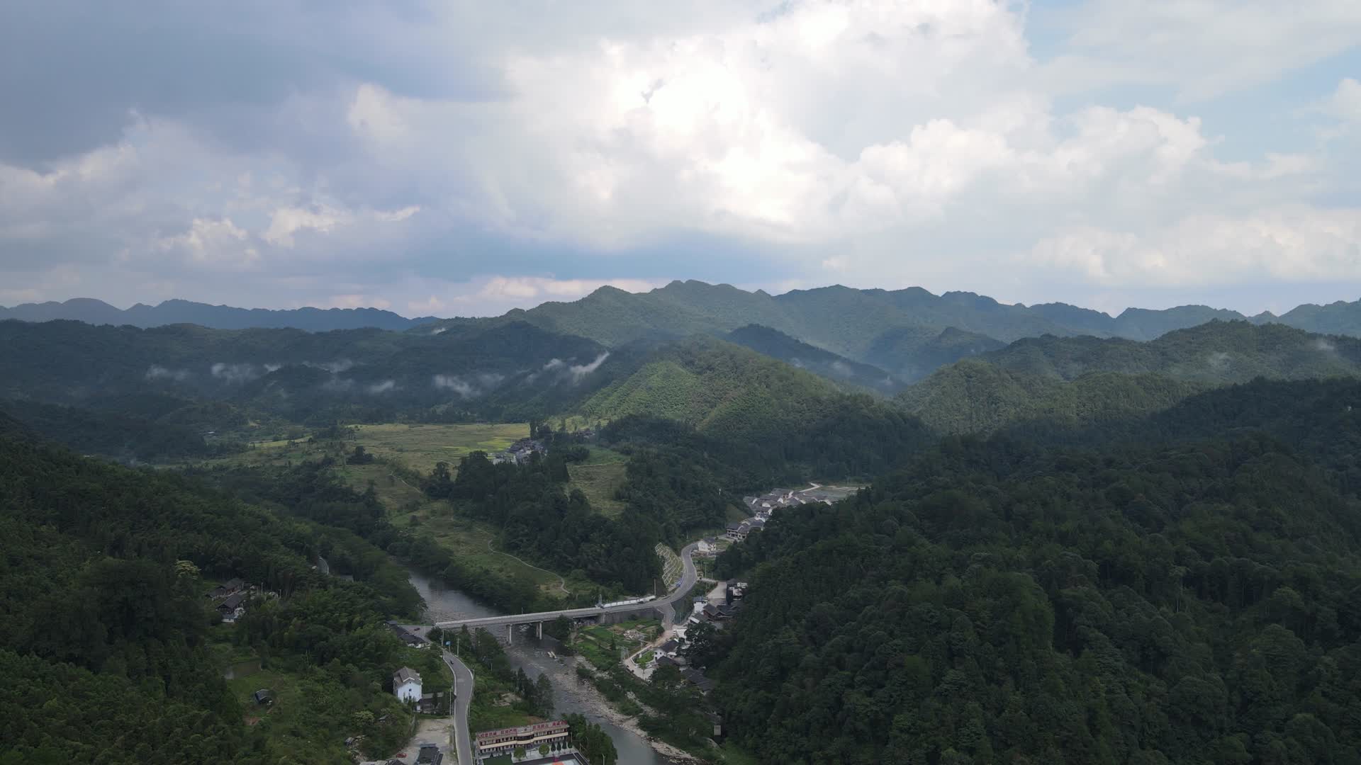 大自然连绵起伏的山峰蓝天白云航拍视频视频的预览图