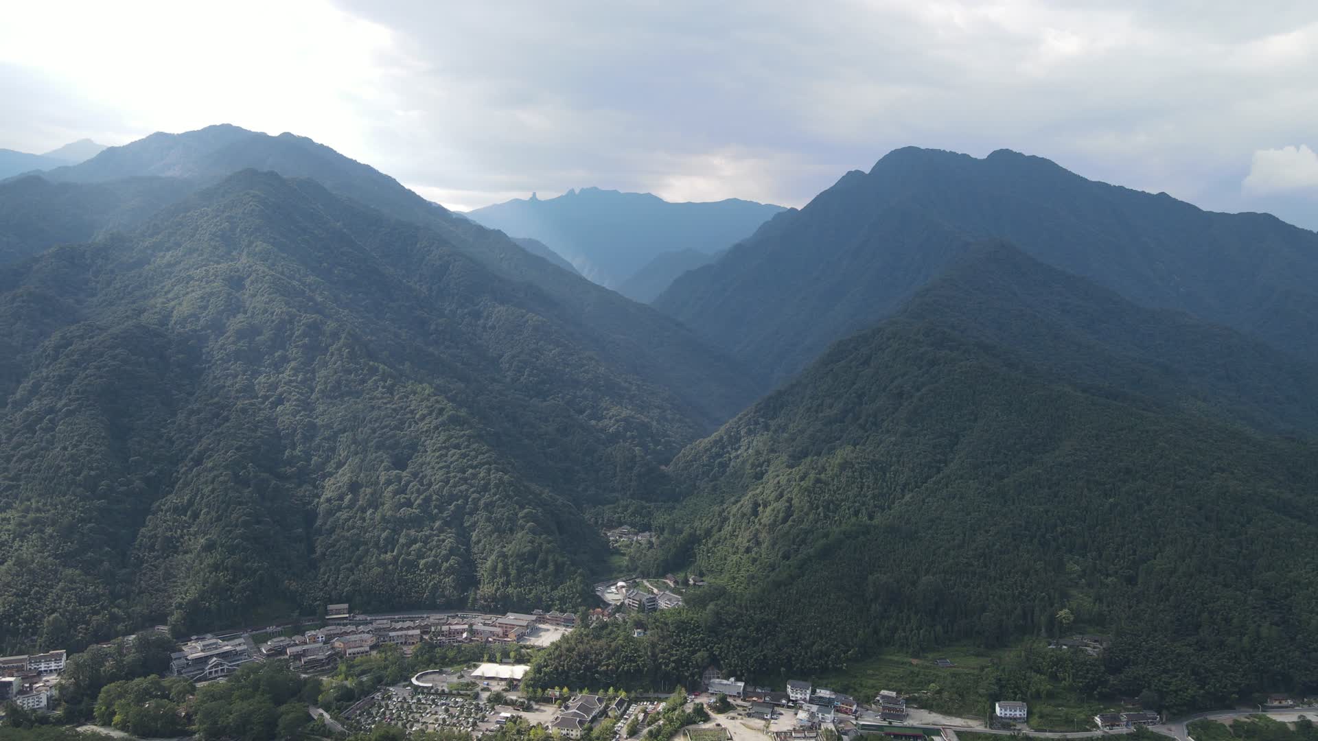 贵州梵净山5A景区全景航拍视频视频的预览图