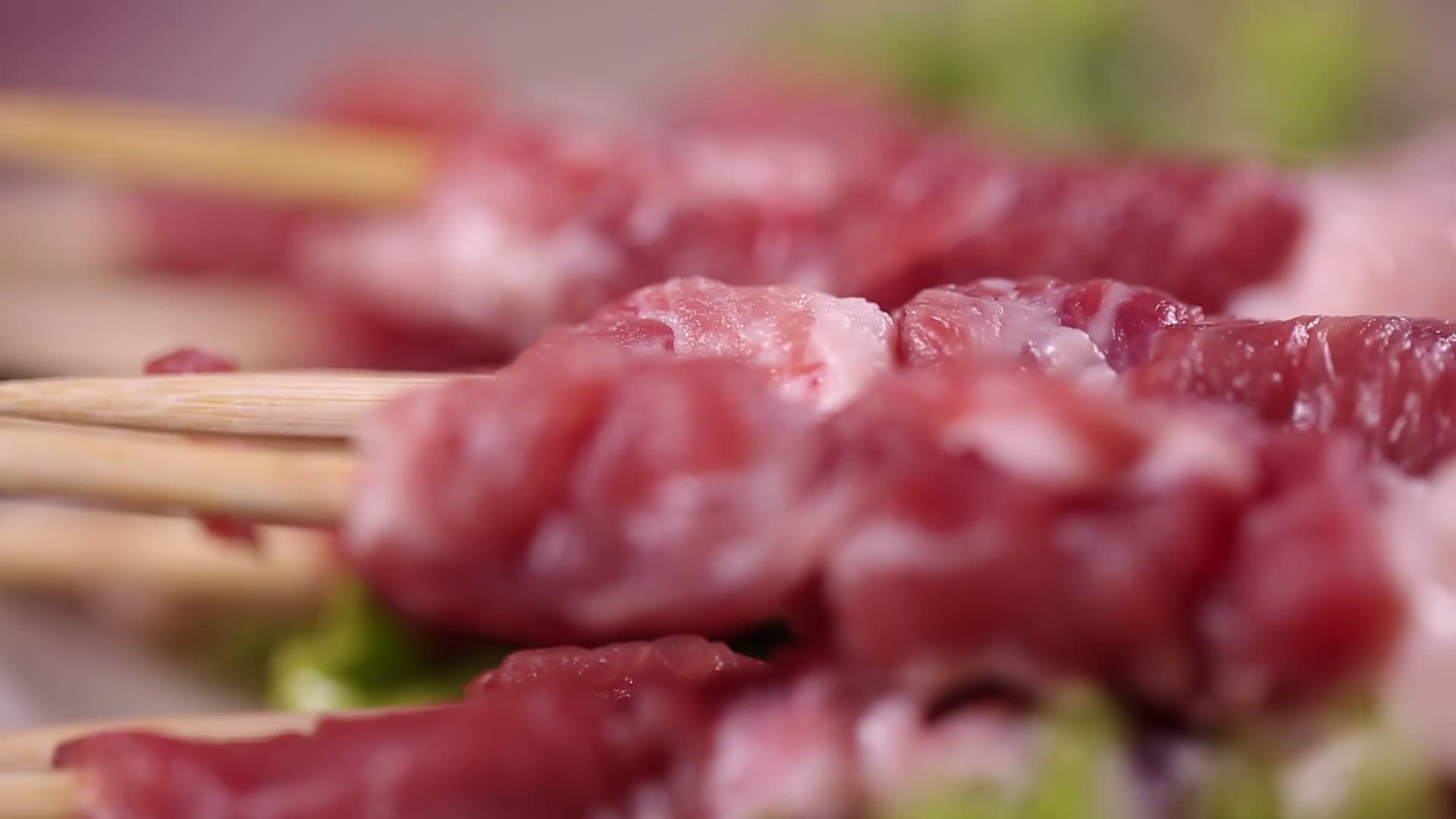 烤串烧烤生羊肉串视频的预览图
