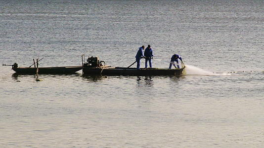湖面上捕鱼的渔民劳作电影感画面视频的预览图