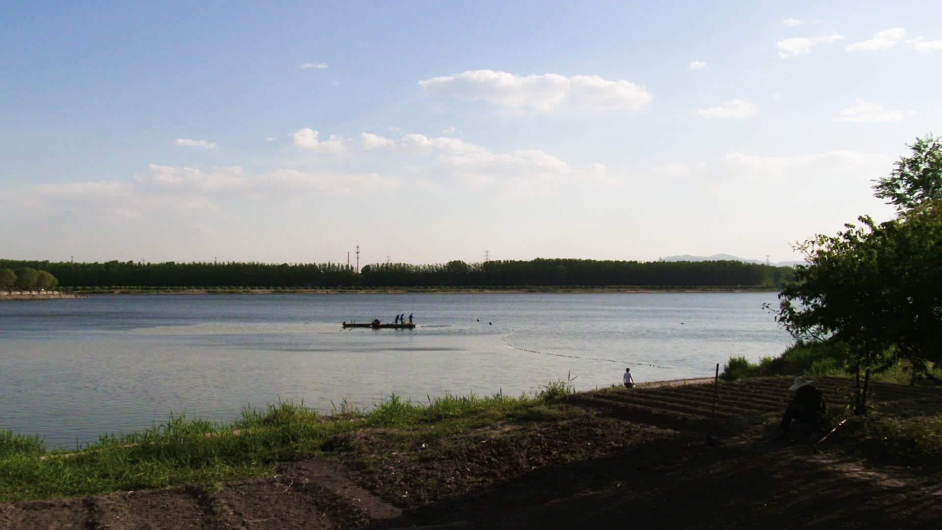 湖面上捕鱼船渔民劳作电影感画面视频的预览图