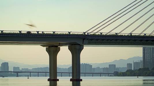 城市夕阳下的江水大桥4k实拍视频的预览图