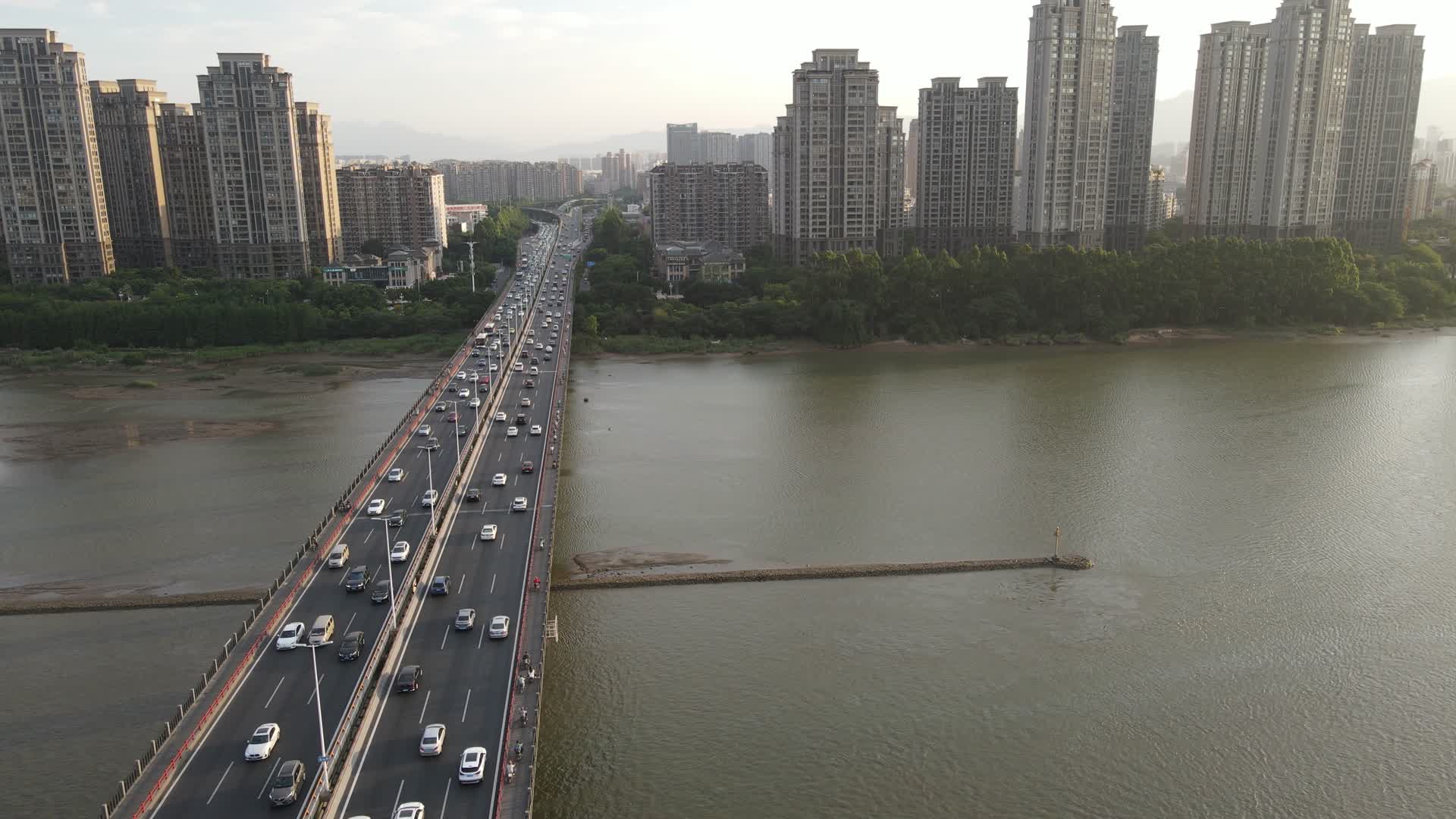 福建福州闽江尤溪大桥车流航拍视频的预览图