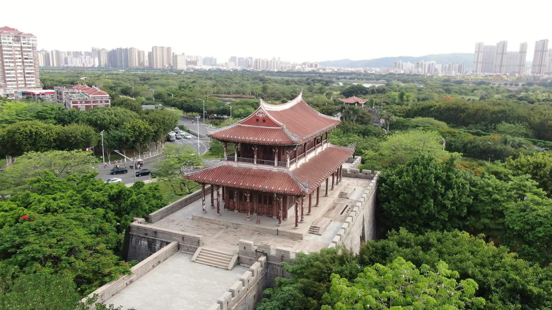 福建泉州古城临漳门历史文化古建筑航拍视频的预览图