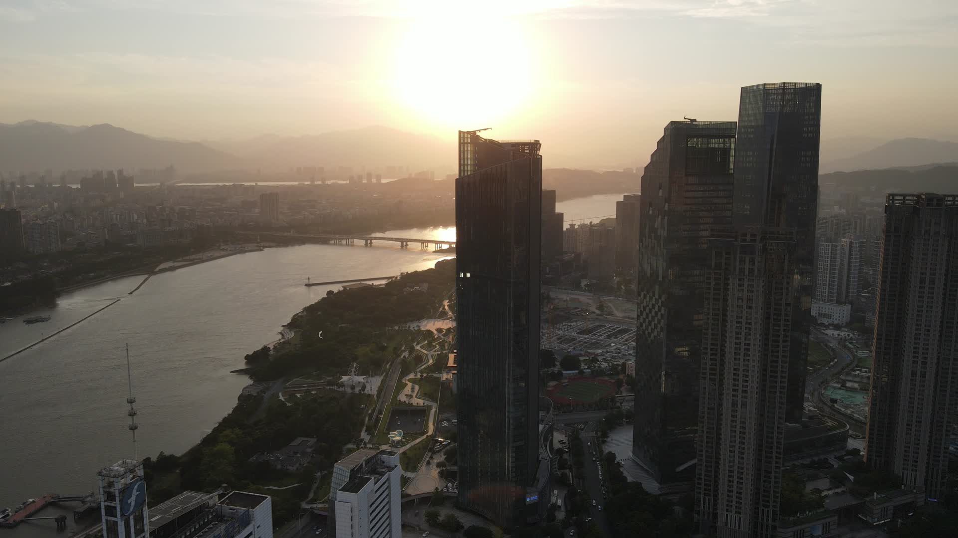城市高楼日落晚霞夕阳西下航拍视频的预览图