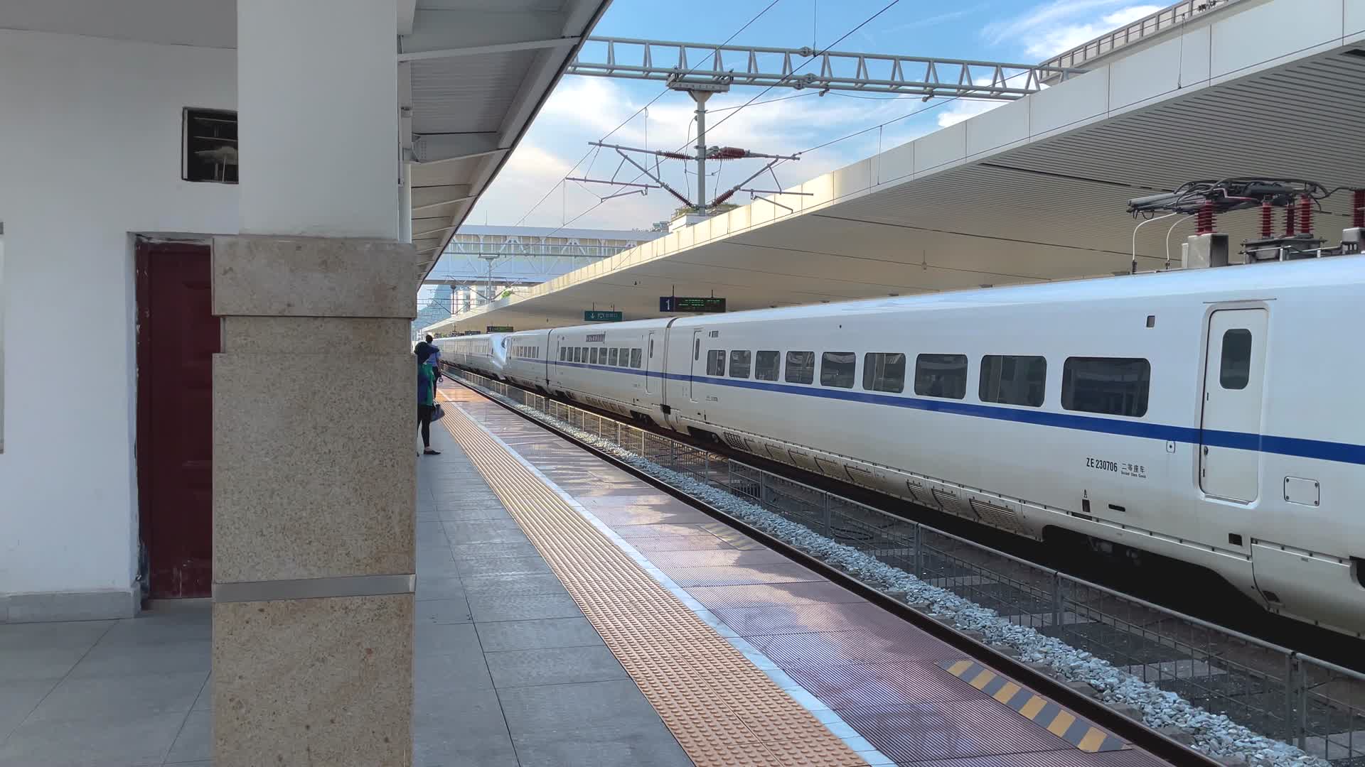 高铁站驶出站台和谐号列车视频的预览图