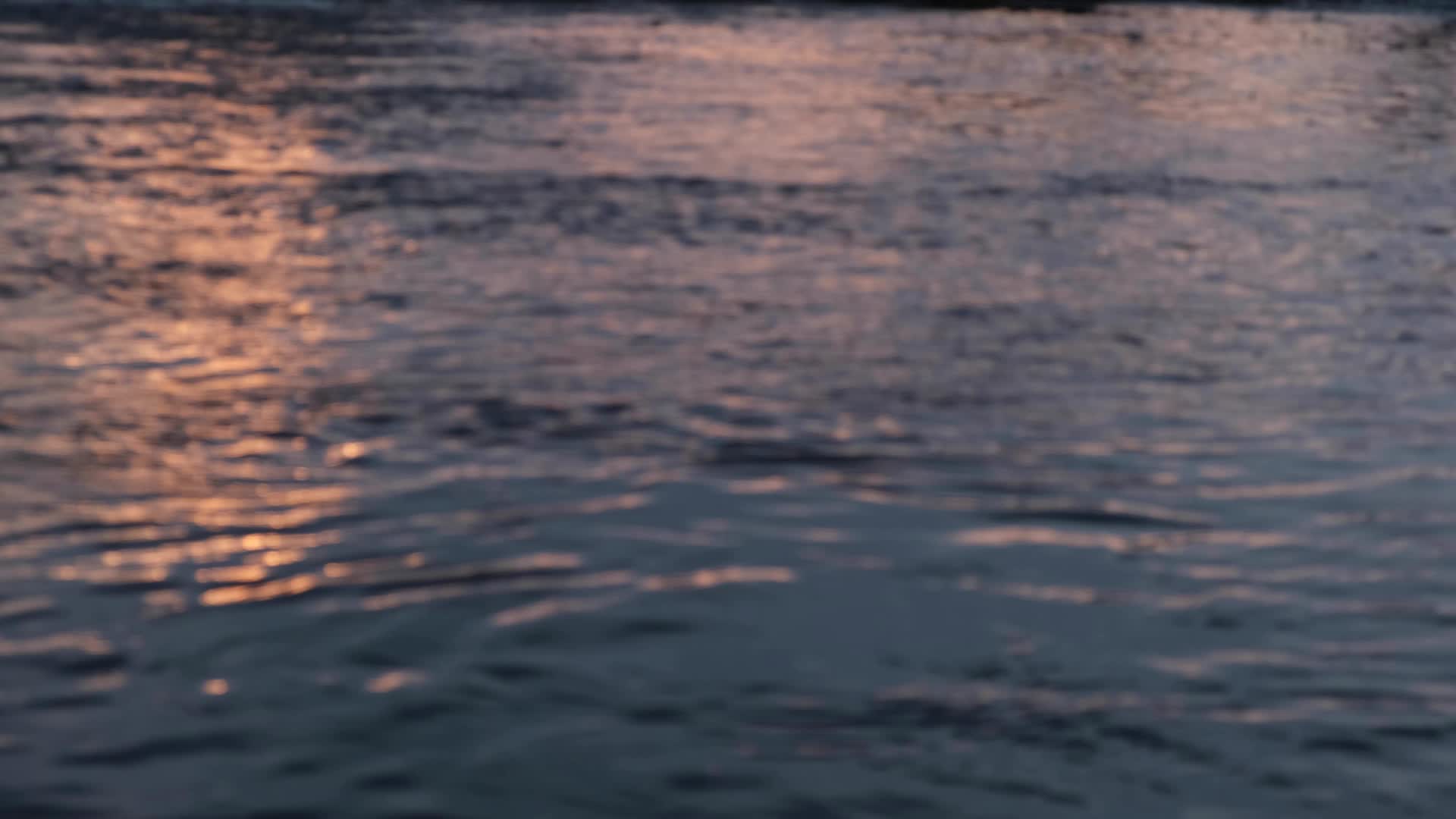 晚霞照耀着波光粼粼的水面视频的预览图