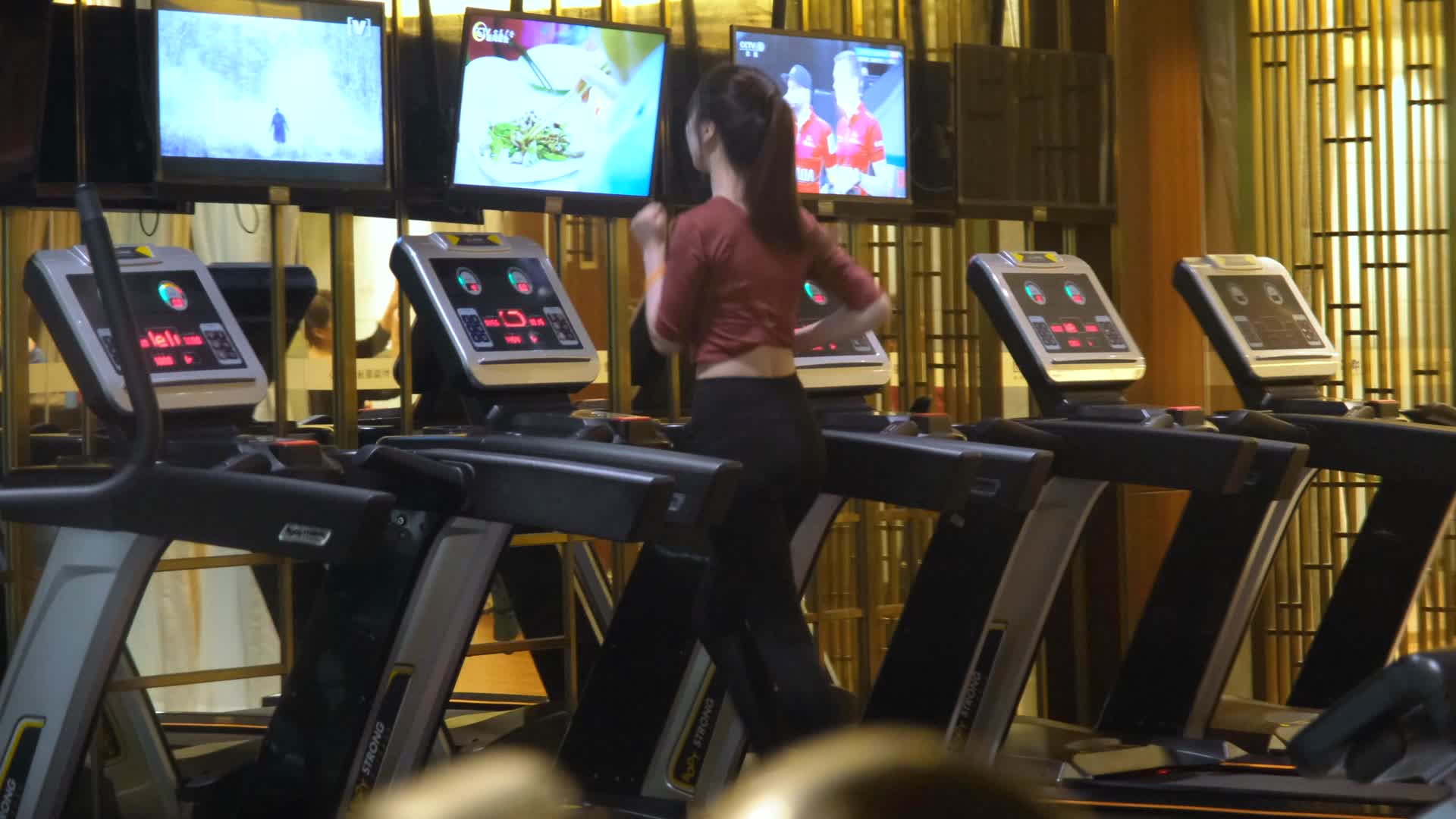 4k实拍女孩运动健身跑步机上运动跑步视频的预览图