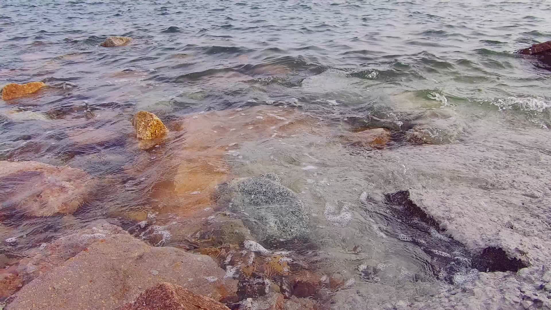 海浪拍岸4K视频的预览图