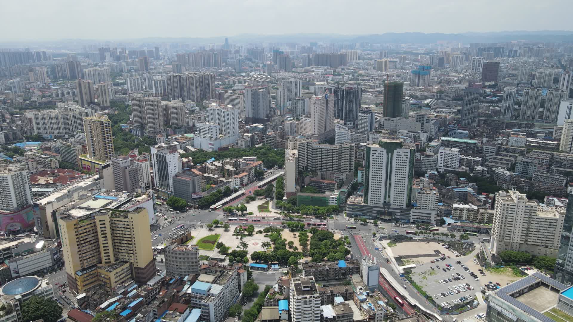 广西南宁城市全景蓝天白云航拍视频的预览图