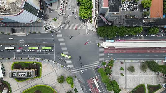 俯拍城市十字交叉路口交通视频的预览图