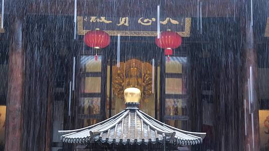 浙江普陀山百子堂下雨建筑风景视频的预览图