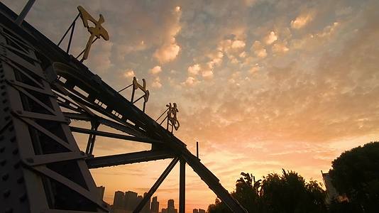 绚丽的中山铁桥晨光实拍视频视频的预览图