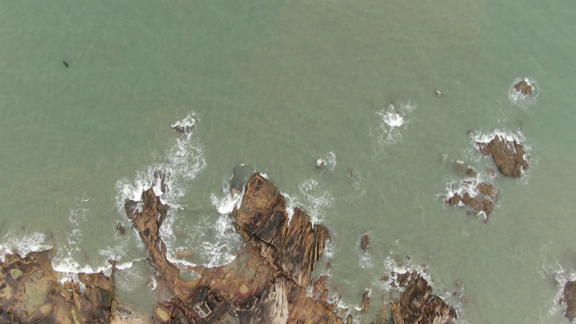 航拍海上礁石自然风光视频的预览图