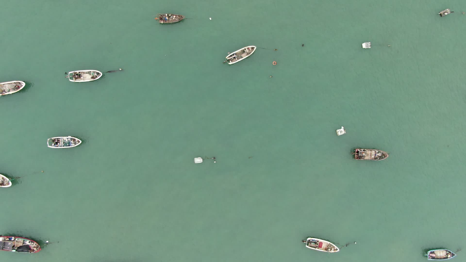 航拍蓝色海洋上的船只视频的预览图