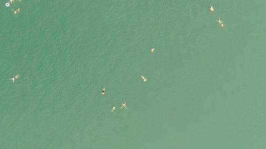 夏季河边游泳人群航拍视频视频的预览图
