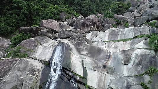 九龙谷山谷瀑布水流航拍视频的预览图