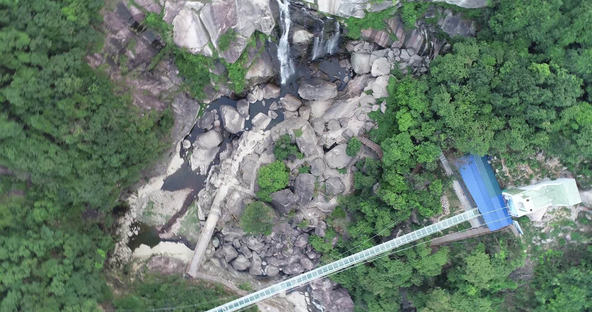 九龙谷山谷瀑布水流航拍视频的预览图