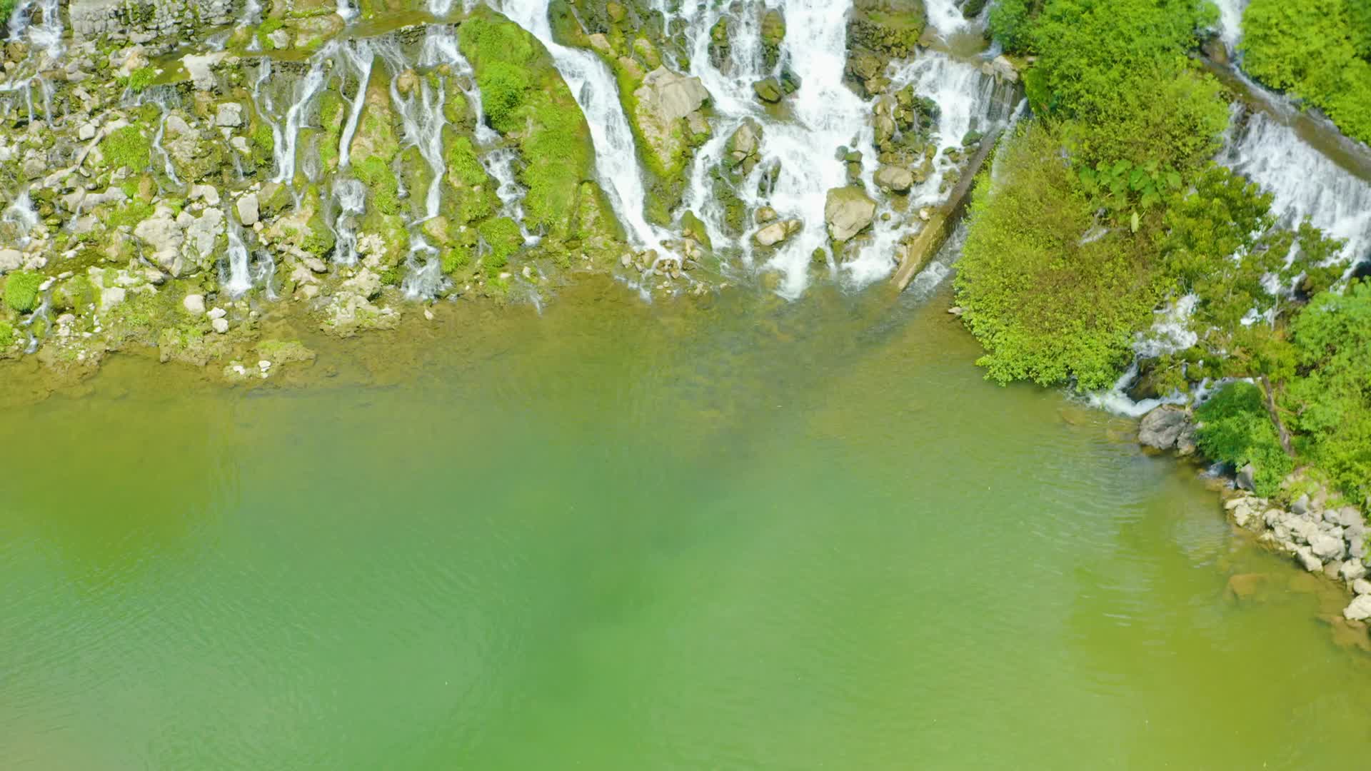 4k航拍龙宫景区小瀑布视频的预览图