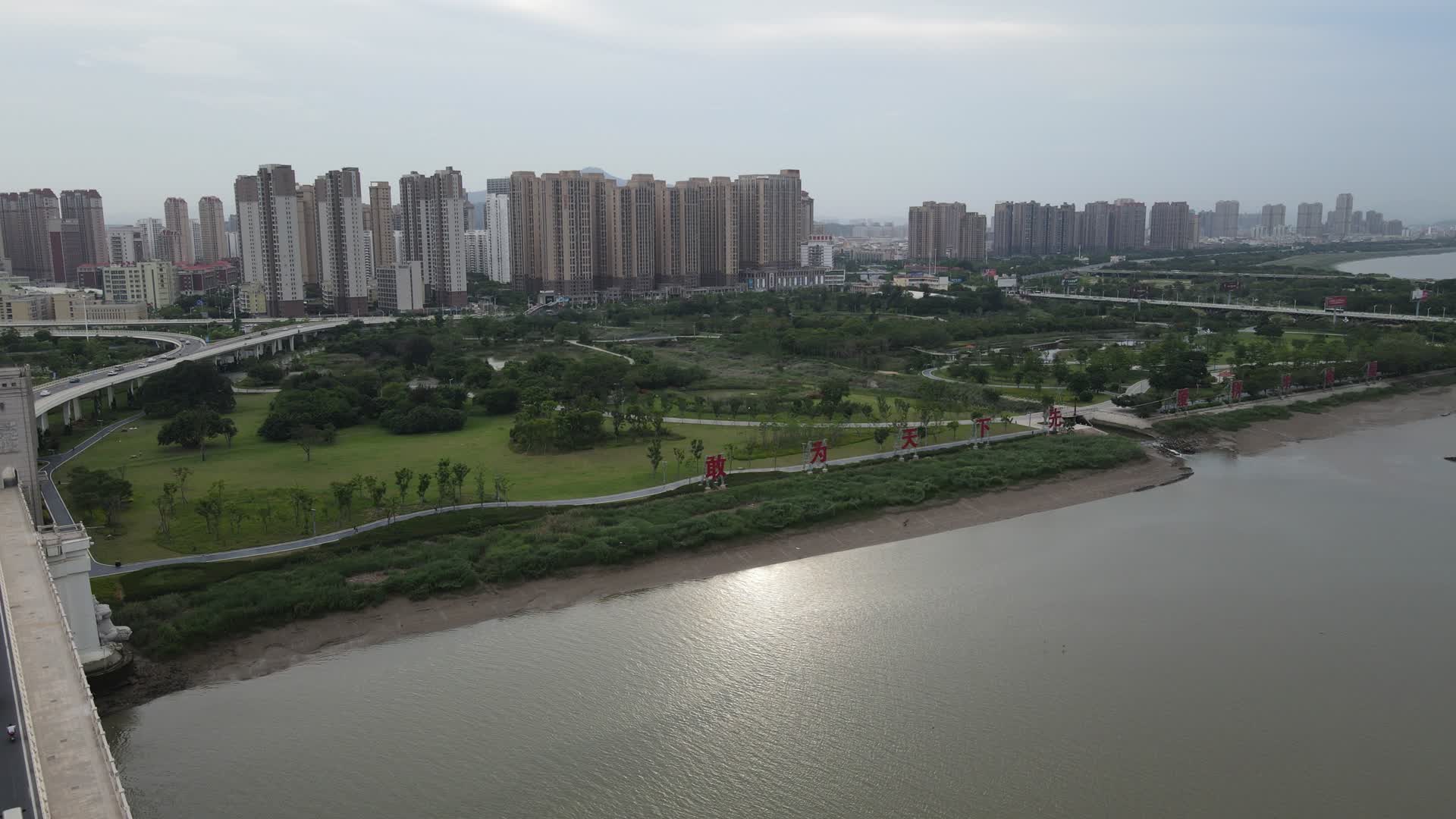 福建泉州晋江江南公园航拍视频视频的预览图