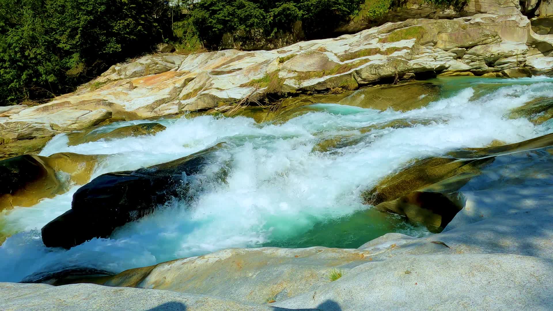 河流水流岩石视频视频的预览图