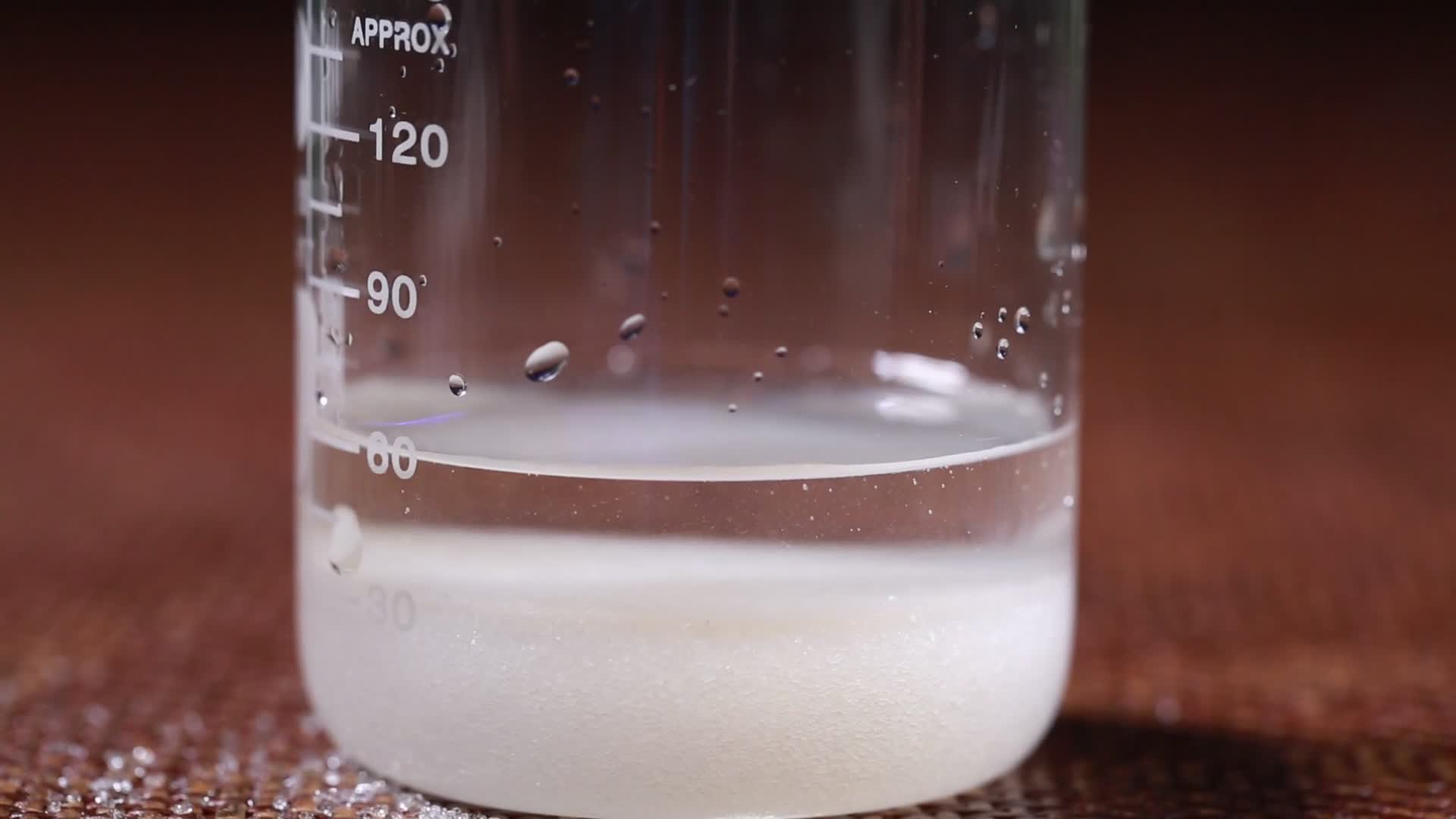烧杯装糖精石蜡融化视频的预览图