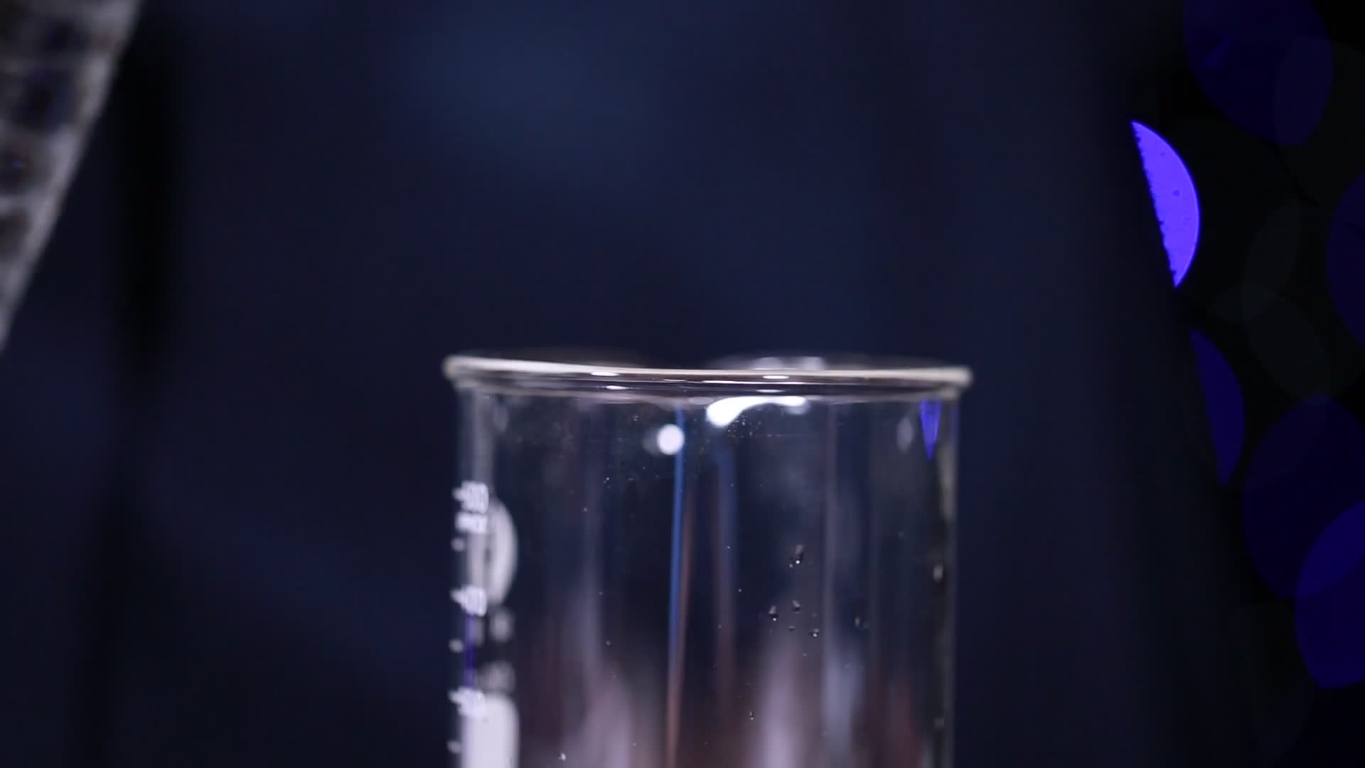 烧杯装糖精石蜡视频的预览图